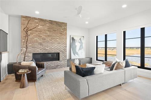 31 Oasis Bend, Winnipeg, MB - Indoor Photo Showing Living Room With Fireplace