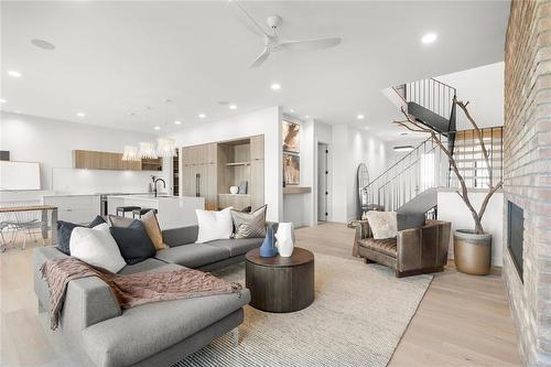 31 Oasis Bend, Winnipeg, MB - Indoor Photo Showing Living Room