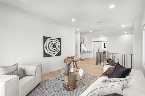 31 Oasis Bend, Winnipeg, MB - Indoor Photo Showing Living Room