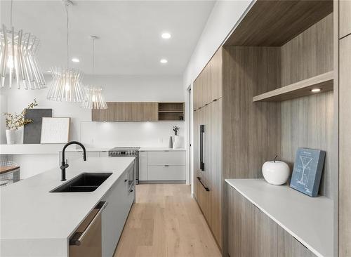 31 Oasis Bend, Winnipeg, MB - Indoor Photo Showing Kitchen With Double Sink With Upgraded Kitchen