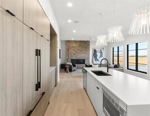 31 Oasis Bend, Winnipeg, MB - Indoor Photo Showing Kitchen With Double Sink With Upgraded Kitchen