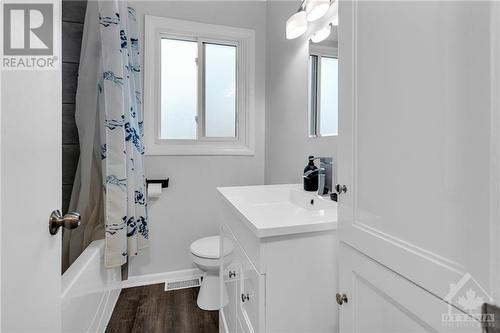 1202 Summerville Avenue, Ottawa, ON - Indoor Photo Showing Bathroom