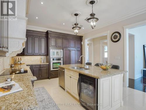 166 Grand Vellore Crescent, Vaughan, ON - Indoor Photo Showing Kitchen With Double Sink With Upgraded Kitchen