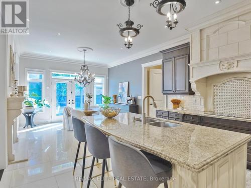 166 Grand Vellore Crescent, Vaughan, ON - Indoor Photo Showing Kitchen With Double Sink With Upgraded Kitchen