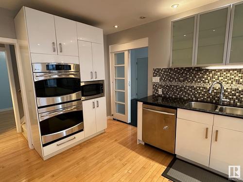 11231 75 Av Nw, Edmonton, AB - Indoor Photo Showing Kitchen With Double Sink With Upgraded Kitchen