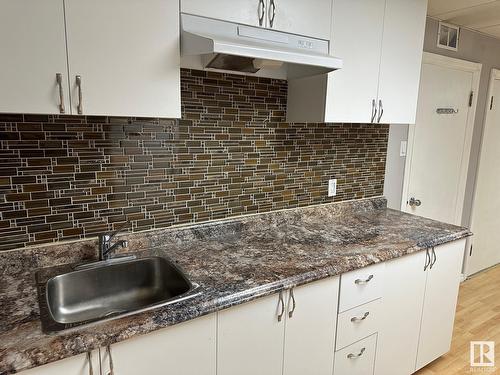 11231 75 Av Nw, Edmonton, AB - Indoor Photo Showing Kitchen