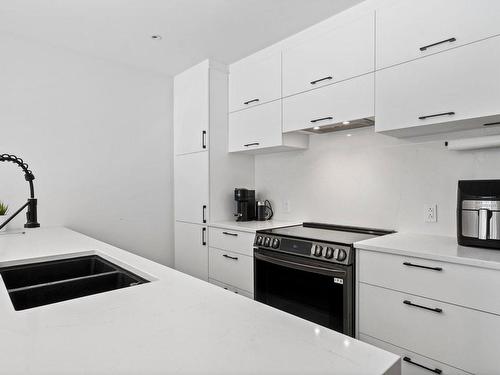 Cuisine - 505-4420 Boul. St-Jean, Dollard-Des-Ormeaux, QC - Indoor Photo Showing Kitchen With Double Sink