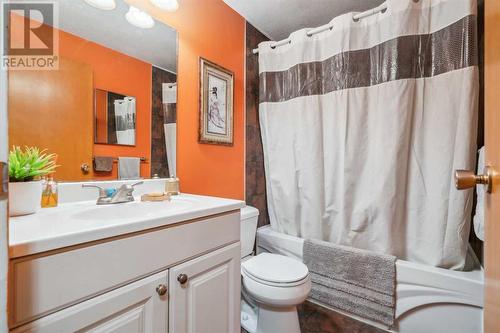 3411 Boulton Road Nw, Calgary, AB - Indoor Photo Showing Bathroom