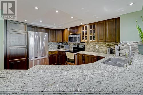 1011 - 7805 Bayview Avenue, Markham, ON - Indoor Photo Showing Kitchen With Stainless Steel Kitchen With Double Sink With Upgraded Kitchen