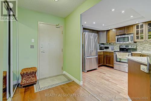 1011 - 7805 Bayview Avenue, Markham, ON - Indoor Photo Showing Kitchen With Stainless Steel Kitchen With Upgraded Kitchen