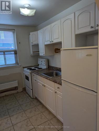 10 Rockwood Place, Hamilton, ON - Indoor Photo Showing Kitchen