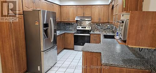 18 Scarlett Drive, Brampton, ON - Indoor Photo Showing Kitchen