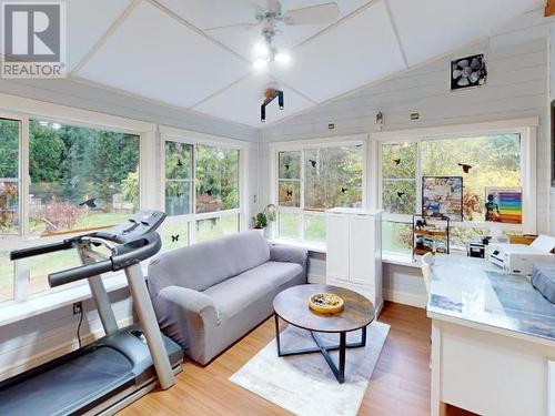 2243 Roberts Road, Powell River, BC - Indoor Photo Showing Living Room