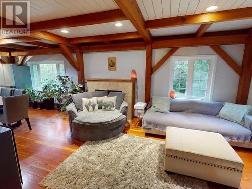 2243 Roberts Road, Powell River, BC - Indoor Photo Showing Living Room