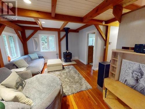 2243 Roberts Road, Powell River, BC - Indoor Photo Showing Living Room