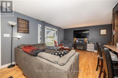 348 First Avenue N, Pembroke, ON - Indoor Photo Showing Living Room