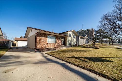 251 Mapleglen Dr, Winnipeg, MB 