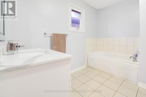 416 Winfield Terrace, Mississauga, ON - Indoor Photo Showing Bathroom