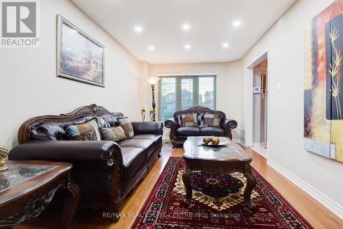 416 Winfield Terrace, Mississauga, ON - Indoor Photo Showing Living Room