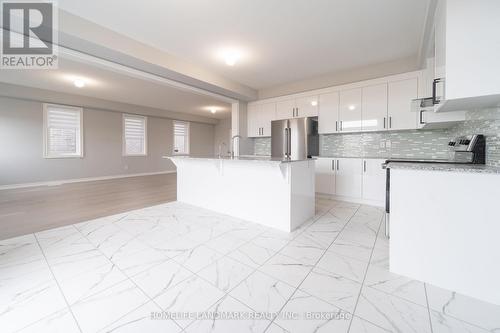 30 Betty May Crescent, East Gwillimbury, ON - Indoor Photo Showing Kitchen