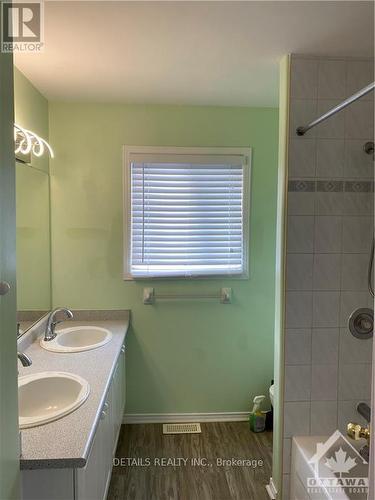 213 Mountshannon Drive, Ottawa, ON - Indoor Photo Showing Bathroom