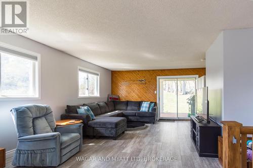 14 South Park Street, Quinte West, ON - Indoor Photo Showing Living Room