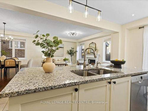 263 Grovehill Cres, Kitchener, ON - Indoor Photo Showing Kitchen With Double Sink With Upgraded Kitchen