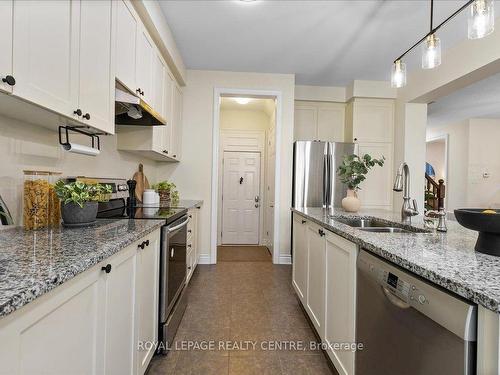 263 Grovehill Cres, Kitchener, ON - Indoor Photo Showing Kitchen With Double Sink With Upgraded Kitchen