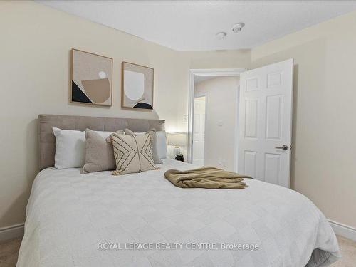 263 Grovehill Cres, Kitchener, ON - Indoor Photo Showing Bedroom