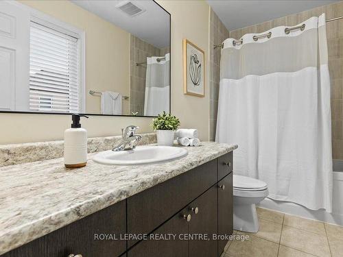 263 Grovehill Cres, Kitchener, ON - Indoor Photo Showing Bathroom