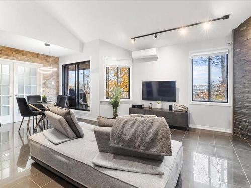 Salon - 11-454 Rue Élaine, Laval (Fabreville), QC - Indoor Photo Showing Living Room