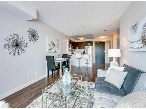 609-17 Anndale Dr, Toronto, ON - Indoor Photo Showing Living Room