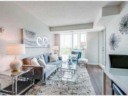 609-17 Anndale Dr, Toronto, ON - Indoor Photo Showing Living Room