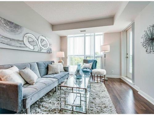 609-17 Anndale Dr, Toronto, ON - Indoor Photo Showing Living Room