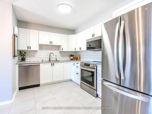 215-126 Bell Farm Rd, Barrie, ON - Indoor Photo Showing Kitchen With Upgraded Kitchen