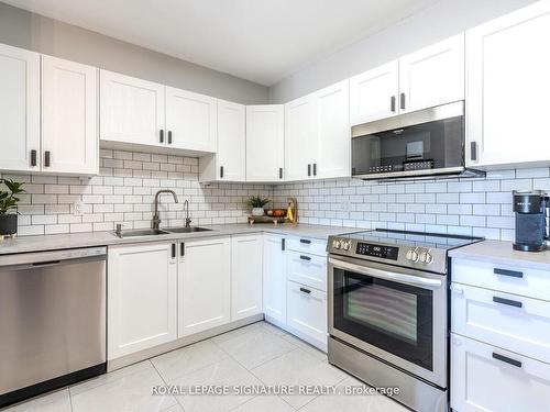 215-126 Bell Farm Rd, Barrie, ON - Indoor Photo Showing Kitchen With Double Sink With Upgraded Kitchen