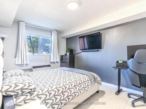 215-126 Bell Farm Rd, Barrie, ON - Indoor Photo Showing Bedroom