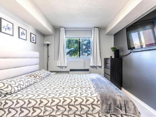 215-126 Bell Farm Rd, Barrie, ON - Indoor Photo Showing Bedroom