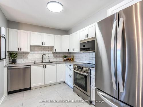 215-126 Bell Farm Rd, Barrie, ON - Indoor Photo Showing Kitchen With Double Sink With Upgraded Kitchen