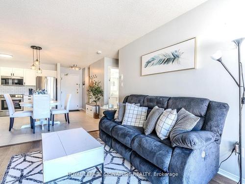 215-126 Bell Farm Rd, Barrie, ON - Indoor Photo Showing Living Room