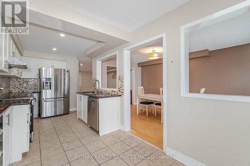 102 Charcoal Way, Brampton, ON - Indoor Photo Showing Kitchen