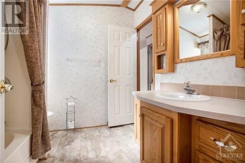 14 Yvette Private, Ottawa, ON - Indoor Photo Showing Bathroom