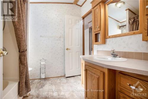 14 Yvette, Ottawa, ON - Indoor Photo Showing Bathroom