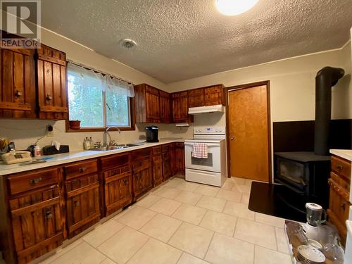 2196 Barriere Lakes Road, Barriere, BC - Indoor Photo Showing Kitchen