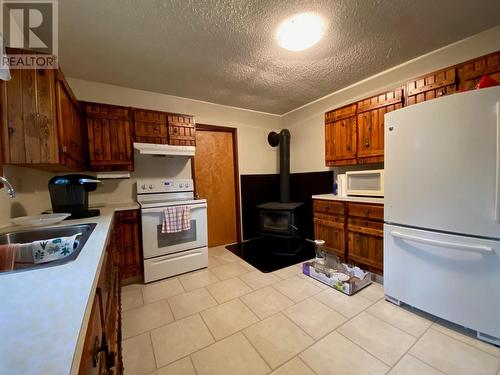 2196 Barriere Lakes Road, Barriere, BC - Indoor Photo Showing Kitchen With Double Sink