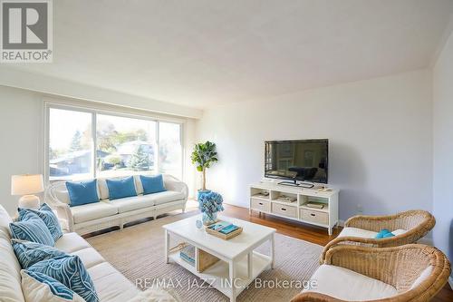 135 Springdale Crescent, Oshawa (Donevan), ON - Indoor Photo Showing Living Room