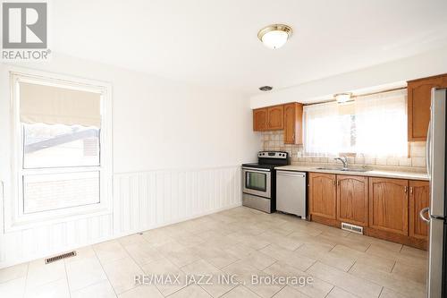 135 Springdale Crescent, Oshawa (Donevan), ON - Indoor Photo Showing Kitchen With Double Sink