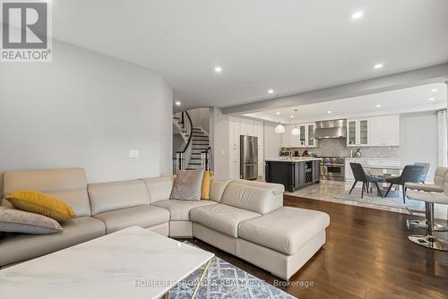 7 Edenbrook Crescent, Richmond Hill, ON - Indoor Photo Showing Living Room