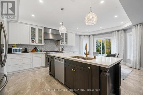 7 Edenbrook Crescent, Richmond Hill, ON - Indoor Photo Showing Kitchen With Double Sink With Upgraded Kitchen