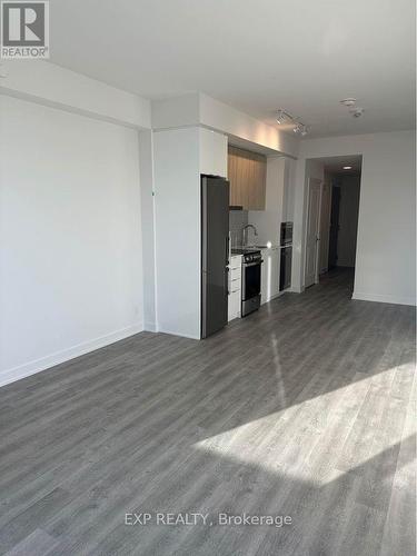 B-2002 - 50 Upper Mall Way, Vaughan, ON - Indoor Photo Showing Kitchen